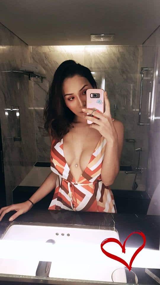 Sherry looking stunning in a mirror selfie.